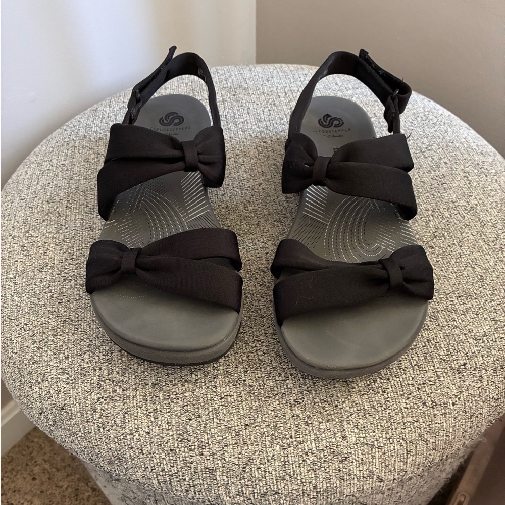Clark’s cloudsteppers in size 8. Black.